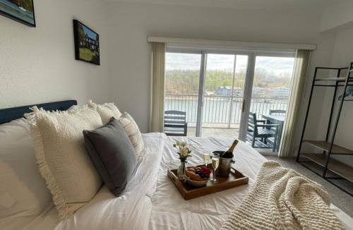 Camdenton House | SunsetVibes Lakefront 2BD 2BA Pool Pet Friendly Near Amphitheater