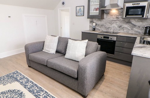 Makeney Cottage | SUNSHINE APARTMENT, pet friendly in Duffield