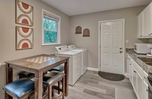 Rosewood House | Sunshine BNB in Downtown Cola- walk to 5 Parks!