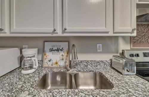 Rosewood House | Sunshine BNB in Downtown Cola- walk to 5 Parks!