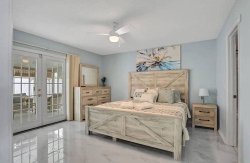 Girvin Villa | Sunshine Breeze Villa with POOL