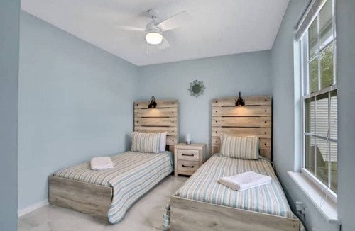 Girvin Villa | Sunshine Breeze Villa with POOL