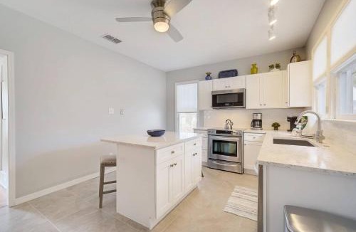 Central Sarasota House | Sunshine Bungalow