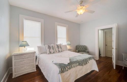 Central Sarasota House | Sunshine Bungalow