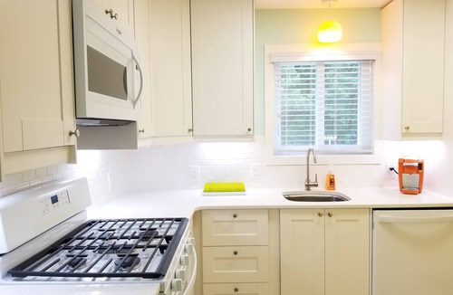 Saugatuck Cottage | Sunshine Cottage, Saugatuck. Walk downtown. Clean, crisp, colorful, convenient.