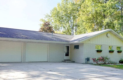 Lewiston House | Sunshine Cove Summary