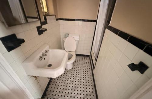Laurel Park Hotel | SunShine Inn & Suite