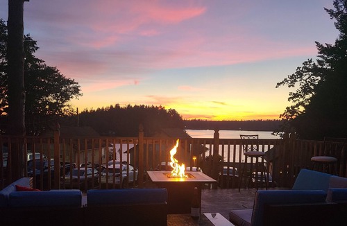 Tillicum House | Sunshine Lakeview House- Pet Friendly!