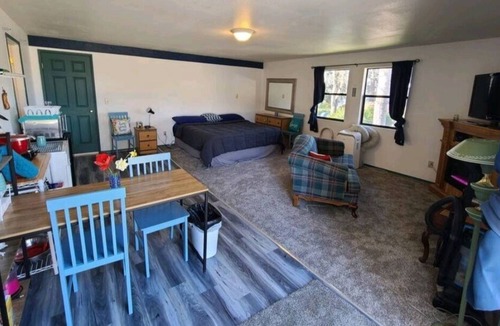 Tillicum House | Sunshine Lakeview House- Pet Friendly!