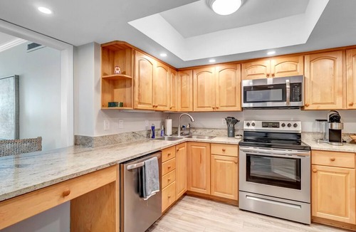 Sawgrass Condo | Sunshine Manor condo w/private beach access