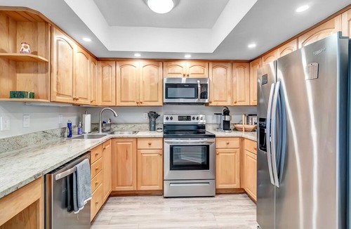 Sawgrass Condo | Sunshine Manor condo w/private beach access