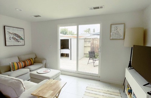 Van Nuys House | Sunshine on Sylvan!