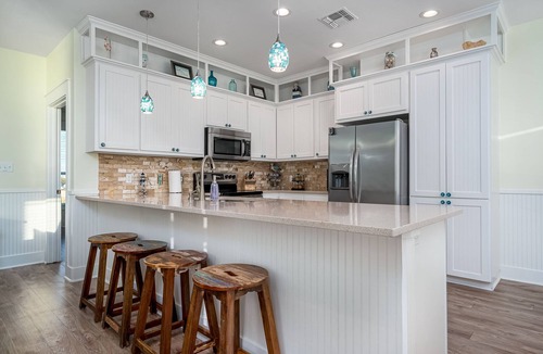 Rockport House | Sunshine Retreat | Waterfront Pool + Lighted Fishing Pier | Sleeps 8