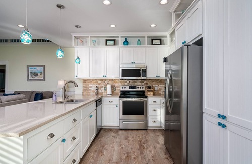 Rockport House | Sunshine Retreat | Waterfront Pool + Lighted Fishing Pier | Sleeps 8