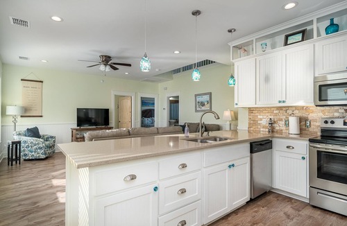 Rockport House | Sunshine Retreat | Waterfront Pool + Lighted Fishing Pier | Sleeps 8
