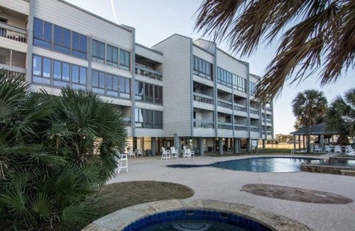 Port Arthur Condo | Sunshine Vibes Waterfront Condo Sabine Lake w Pool