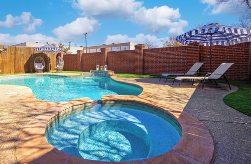 Original Town House | Sunshine Villa: Close to DFW Airport