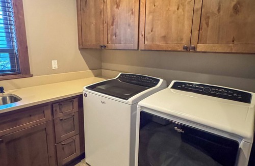 Sunriver House | Sunstone Stunner - Six Master Suites and Bunkroom