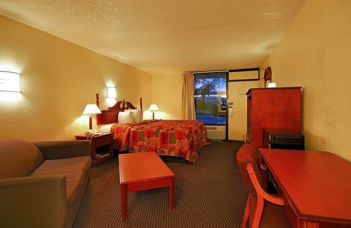 Ferry Pass Hotel | Super 6 Inn & Suites