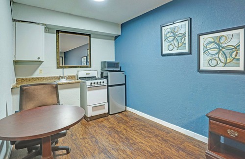 West San Antonio Hotel | Super 7 Inn By Oyo San Antonio N.W. Medical Center