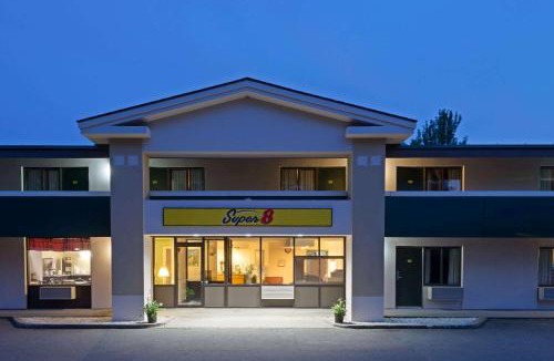 White River Junction Hotel | Super 8 by Wyndham White River Junction