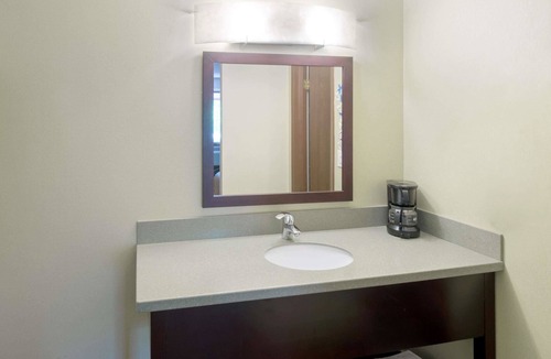 White River Junction Hotel | Super 8 by Wyndham White River Junction