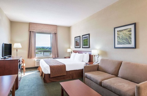 Windsor Hotel | Super 8 by Wyndham Windsor NS