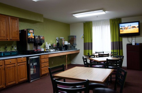 Arkansas City Hotel | Super 8 by Wyndham Arkansas City KS