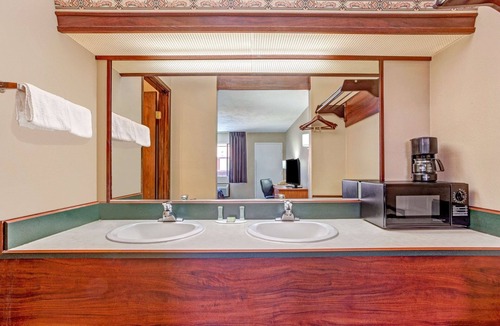 Albany Hotel | Super 8 by Wyndham Albany/Corvallis