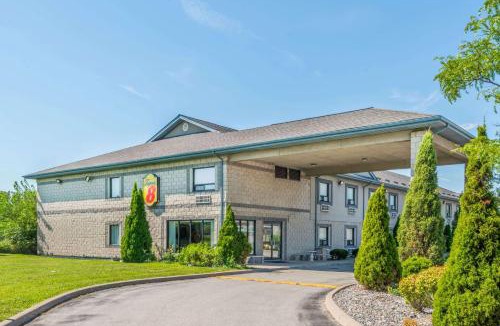 Windsor Hotel | Super 8 by Wyndham Ambassador Bridge Windsor ON