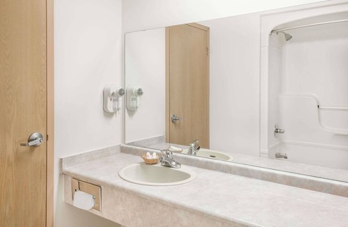 Windsor Hotel | Super 8 by Wyndham Ambassador Bridge Windsor ON