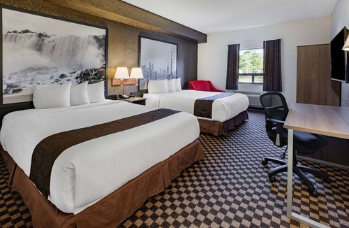 Windsor Hotel | Super 8 by Wyndham Ambassador Bridge Windsor ON