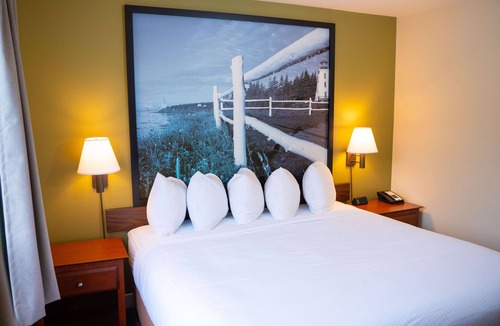 Amherst Hotel | Super 8 by Wyndham Amherst NS