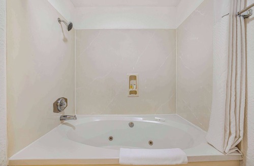 North Auburn Hotel | Super 8 by Wyndham Auburn