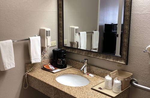 Fox Valley Hotel | Super 8 by Wyndham Aurora/Naperville Area