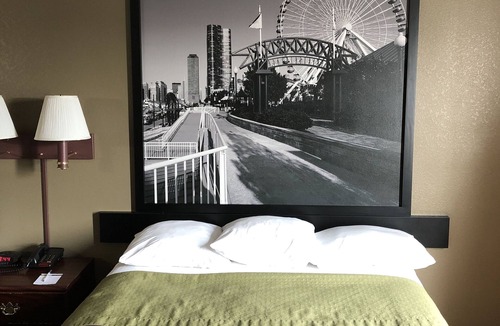 Fox Valley Hotel | Super 8 by Wyndham Aurora/Naperville Area