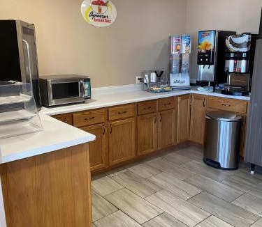 Austin Hotel | Super 8 by Wyndham Austin MN