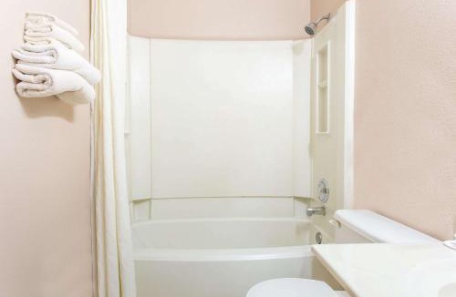 Austin Hotel | Super 8 by Wyndham Austin MN