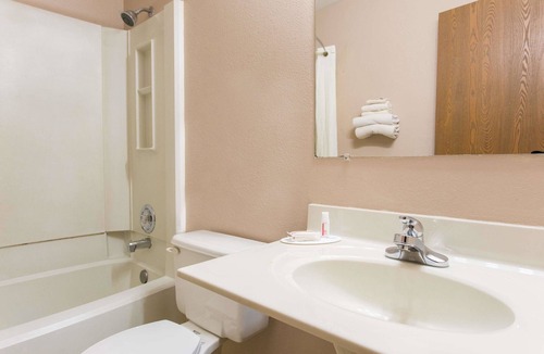 Austin Hotel | Super 8 by Wyndham Austin MN