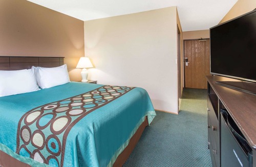 Austin Hotel | Super 8 by Wyndham Austin MN