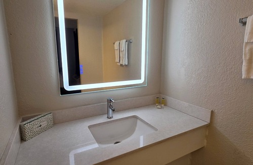 East Congress Hotel | Super 8 by Wyndham Austin South/I-35