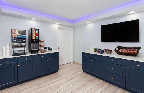 Woodlawn Hotel | Super 8 by Wyndham Baltimore Northwest