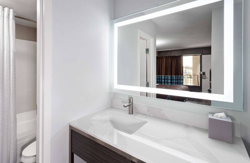 Woodlawn Hotel | Super 8 By Wyndham Baltimore Northwest