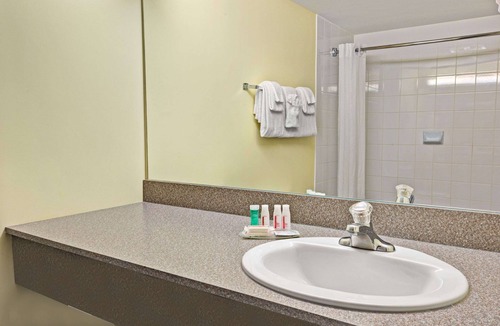 Barrie Hotel | Super 8 by Wyndham Barrie South
