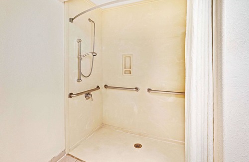 McNair Hotel | Super 8 by Wyndham Baytown/I-10