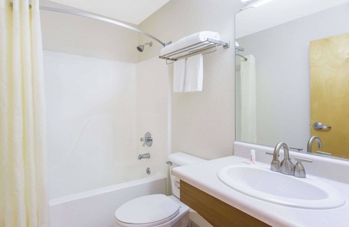 Bedford Hotel | Super 8 by Wyndham Bedford