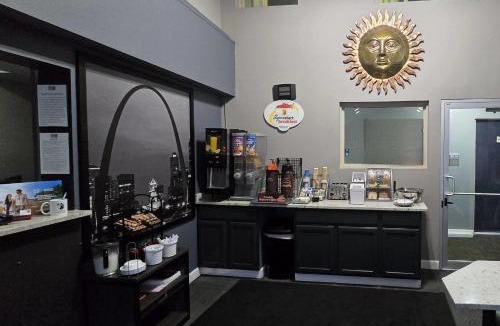 Belleville Hotel | Super 8 by Wyndham Belleville St. Louis Area
