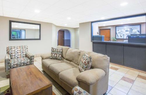 Belleville Hotel | Super 8 by Wyndham Belleville