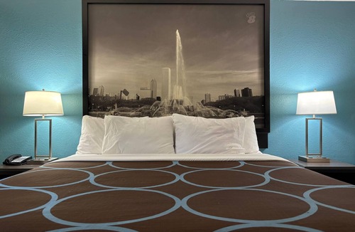 Belleville Hotel | Super 8 by Wyndham Belleville St. Louis Area