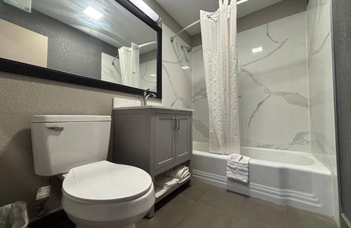 Belleville Hotel | Super 8 by Wyndham Belleville St. Louis Area